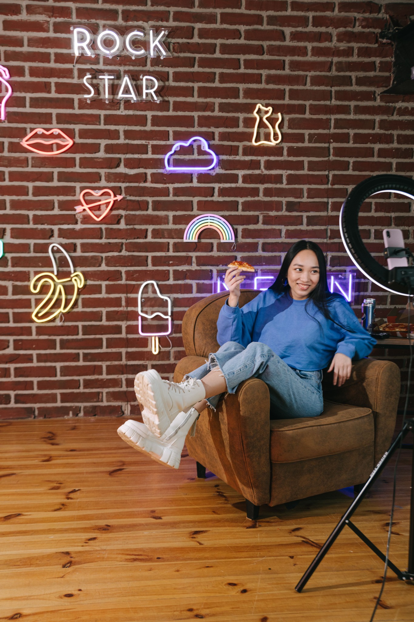 Créatrice de contenu échangeant face caméra
