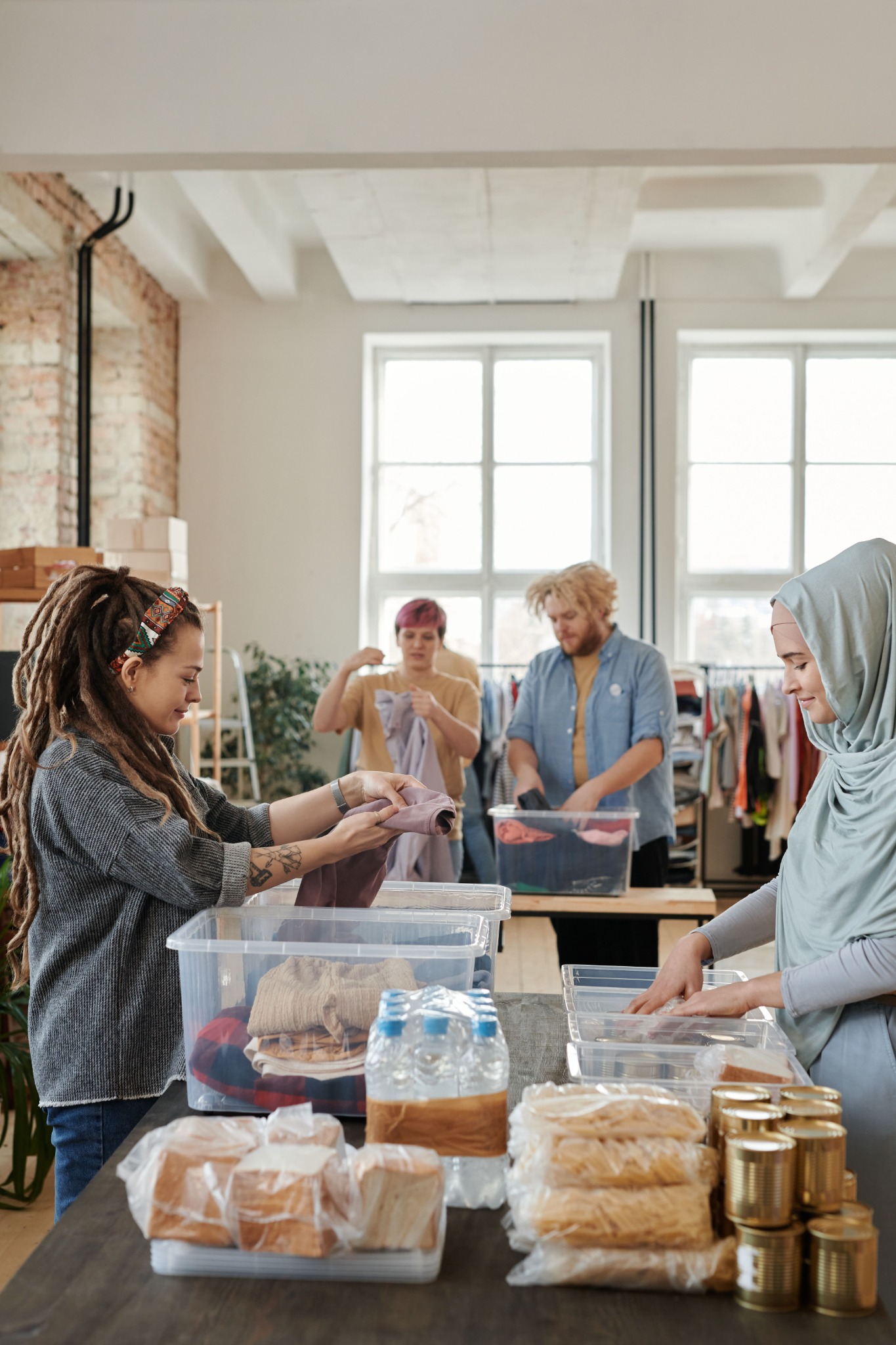 Bénévoles préparant des dons alimentaires et des vêtements
